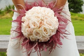 bouquet-da-sposa-2013-con-piume-rosa.jpg