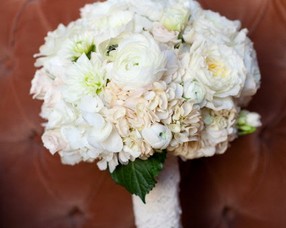 Bouquet-da-Sposa-con-Rose-Inglesi-Ortensie-Ranuncoli-e-Freesie-426x340.jpg