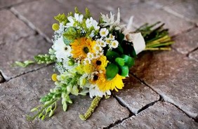 il-bouquet-sposa-campo-fiorito-Daniele-Panareo-fotografo-di-matrimoni-a-Lecce-e-provincia.jpg